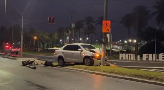 Carro capota ao passar por destroços de poste derrubado por motorista de app no Pontal