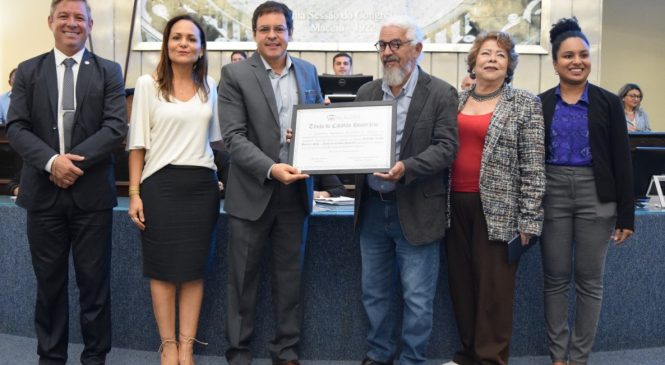 Assembleia homenageia professor Emerson Soares com título de Cidadão Alagoano