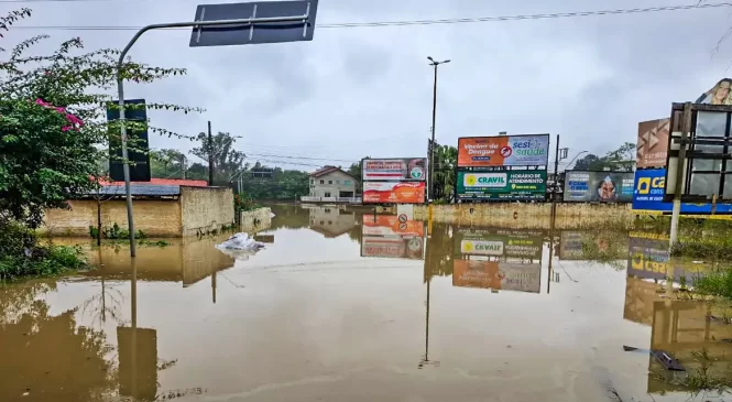 Rio sobe mais de 11 metros e chuvas em Santa Catarina obrigam 925 pessoas a abandonar casas