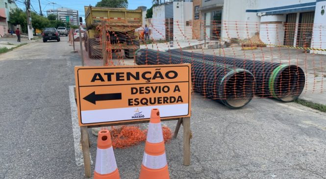 Seminfra executa troca de tubulação em rua do Farol para melhorar a drenagem