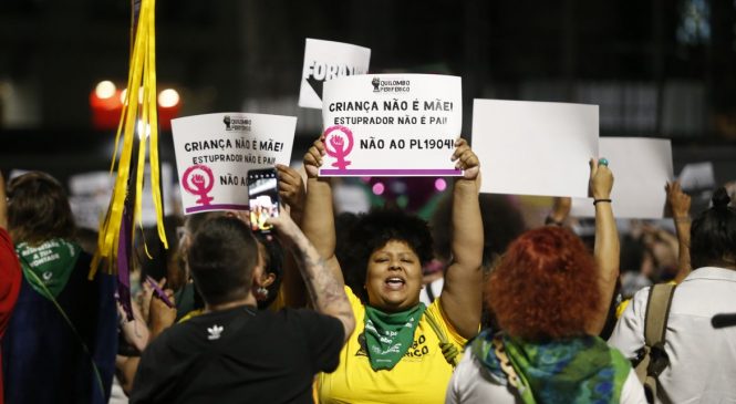 Manifestantes vão às ruas contra PL que equipara aborto a homicídio