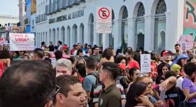 Manifestação protesta contra “PL do Aborto” em frente a Câmara de Maceió