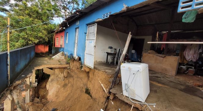 Defesa Civil de Maceió interdita casas após colapso na grota do Aterro