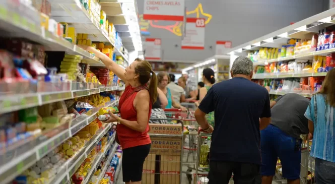 Intenção de consumo das famílias cresce pelo terceiro mês