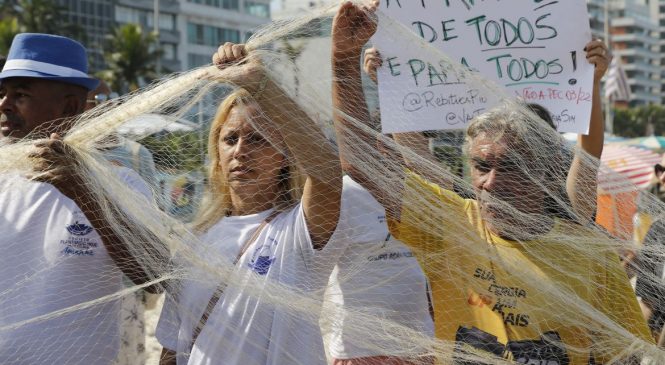 Política Manifestantes protestam contra PEC das Praias