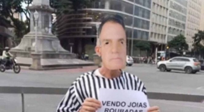Com máscara de Bolsonaro, ator desfila em praça com a placa: Vendo joias roubadas