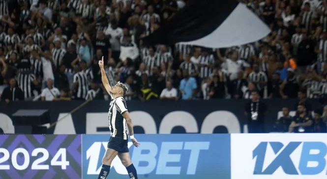 Com gol de Tiquinho, Botafogo vence o Palmeiras e se isola na liderança do Brasileirão