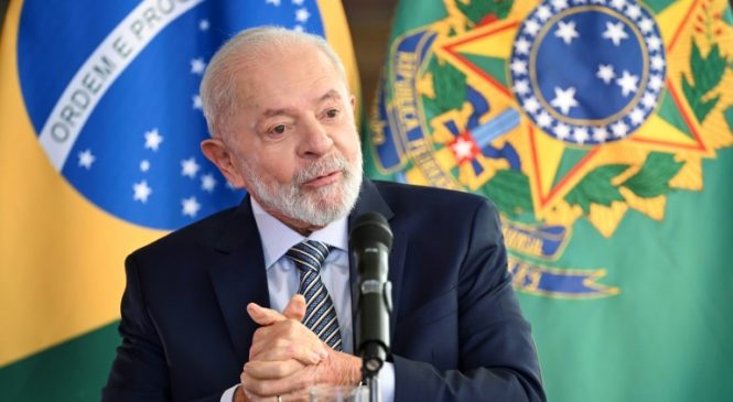 Milei pode falar a bobagem que quiser, mas ‘respeite o Brasil’, diz Lula