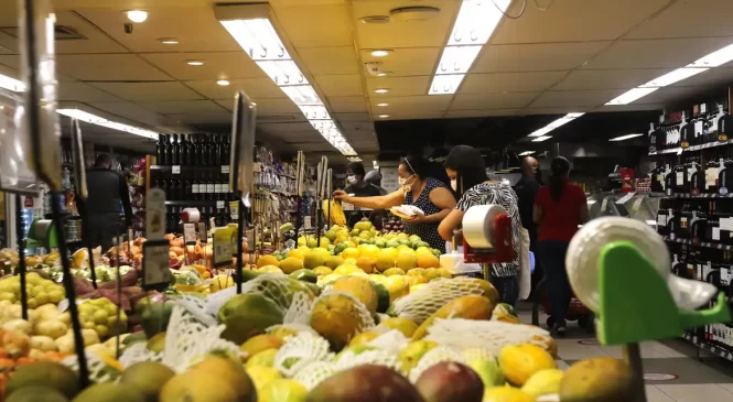 Com alta de 1,2% em maio, comércio cresce pelo 5º mês seguido