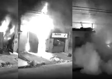 Vídeo: Casa em chamas explode e desaba em Maceió