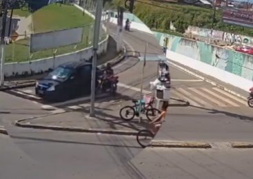 Divulgadas imagens de motociclista atirando e matando zelador no Jacintinho