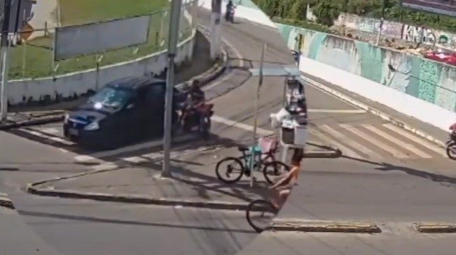 Divulgadas imagens de motociclista atirando e matando zelador no Jacintinho