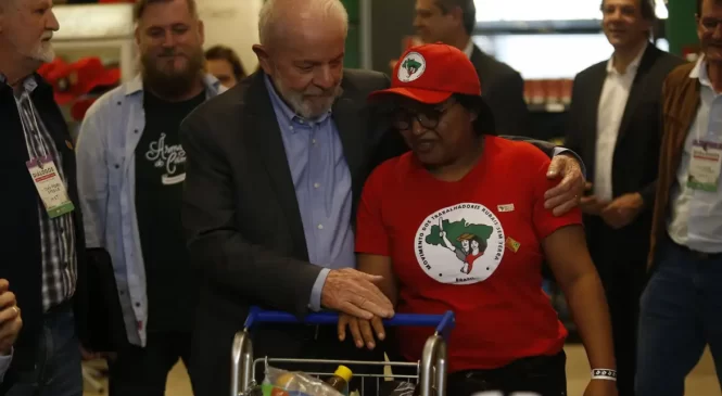 Lula faz reunião com dezenas de movimentos sociais em São Paulo
