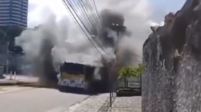 Ônibus coletivo é consumido pelas chamas em Maceió
