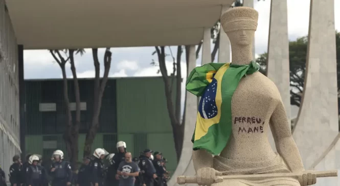 PGR denuncia mulher que escreveu ‘Perdeu, mané’ em estátua no STF