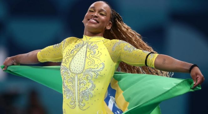 Rebeca Andrade é prata no individual geral e se torna maior medalhista mulher do Brasil