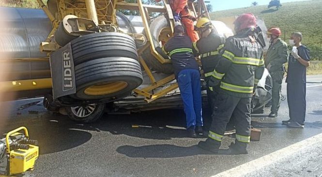 Colisão entre carro e carreta deixa uma médica e estagiário mortos em Flexeiras