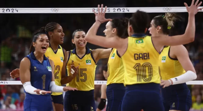 Brasil vence República Dominicana e vai à semifinal no vôlei feminino