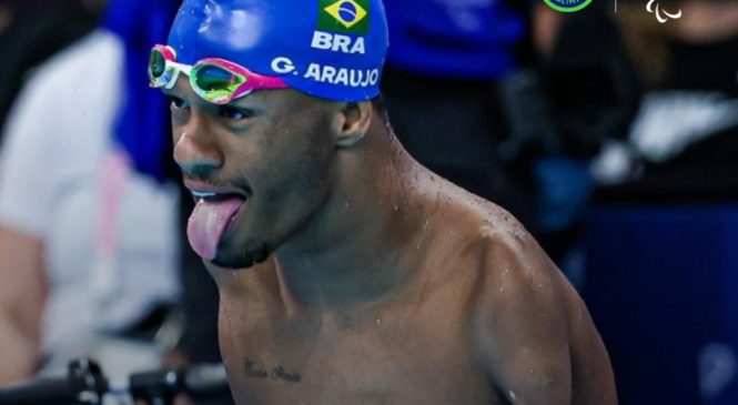 Nadador Gabriel Araújo conquista 1º ouro do Brasil na Paralimpíada