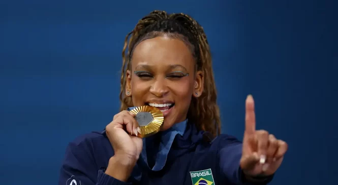 Rebeca é ouro no solo e vira maior medalhista olímpica do Brasil