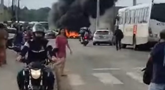 Protesto de agricultores contra prefeitura bloqueia trânsito na Rota do Mar