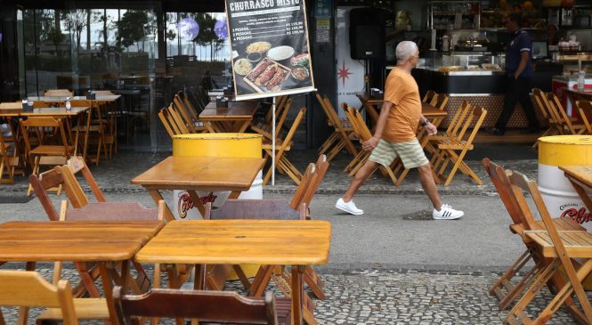 Serviços não financeiros tiveram recorde de ocupação em 2022, diz IBGE