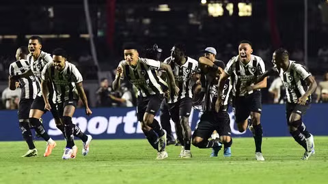 Botafogo supera São Paulo nos pênaltis e volta às semis da Libertadores após 51 anos