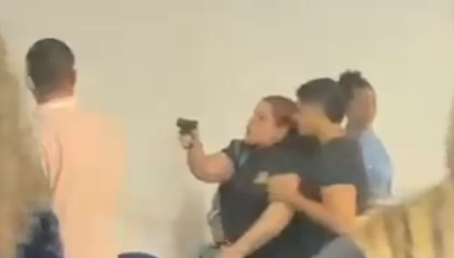 Estranho silêncio de Faculdade após aluna sacar arma em sala de aula