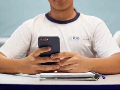 Governo prepara projeto que proíbe celulares em salas de aula