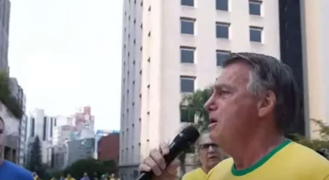 Bolsonaro chora e ataca Lula e o ministro Moraes em ato na Paulista