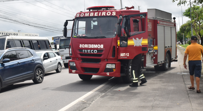 Corpo de Bombeiros socorre vítima após colisão entre carro e motocicleta na Pajuçara