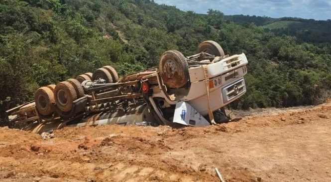 Tombamento de caminhão mata trabalhador em obra de duplicação da AL-101 Norte